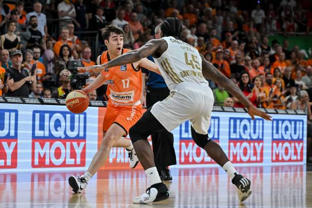 背后便有詹 背后便有詹